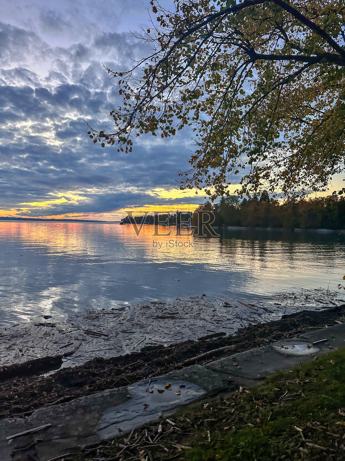 山湖岸边的日落照片摄影图片