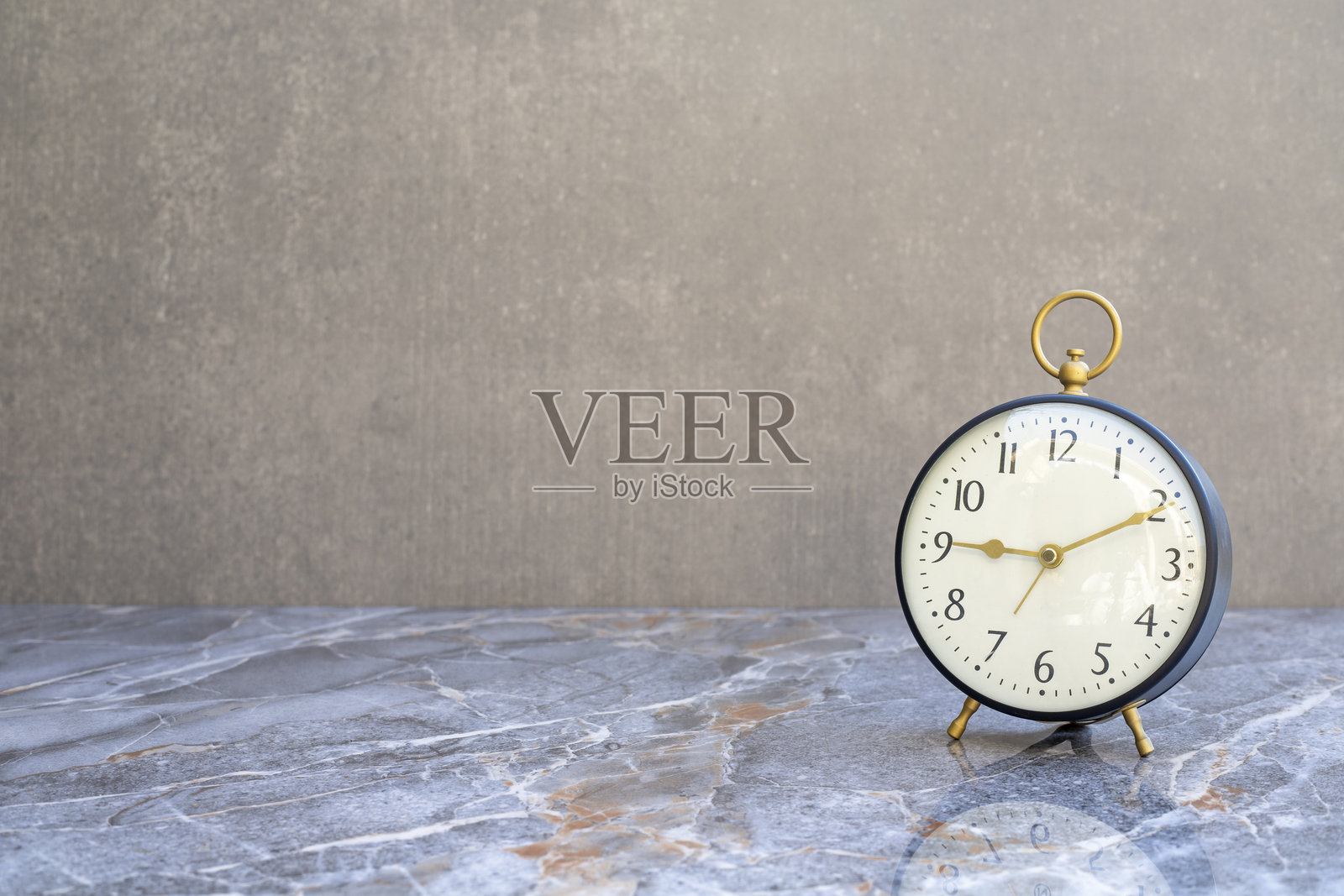 经典桌钟放置在大理石地板上，留有空间供您填写文本。照片摄影图片