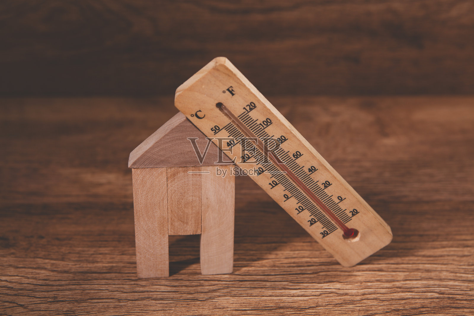 小房子桌子上放着温度计照片摄影图片
