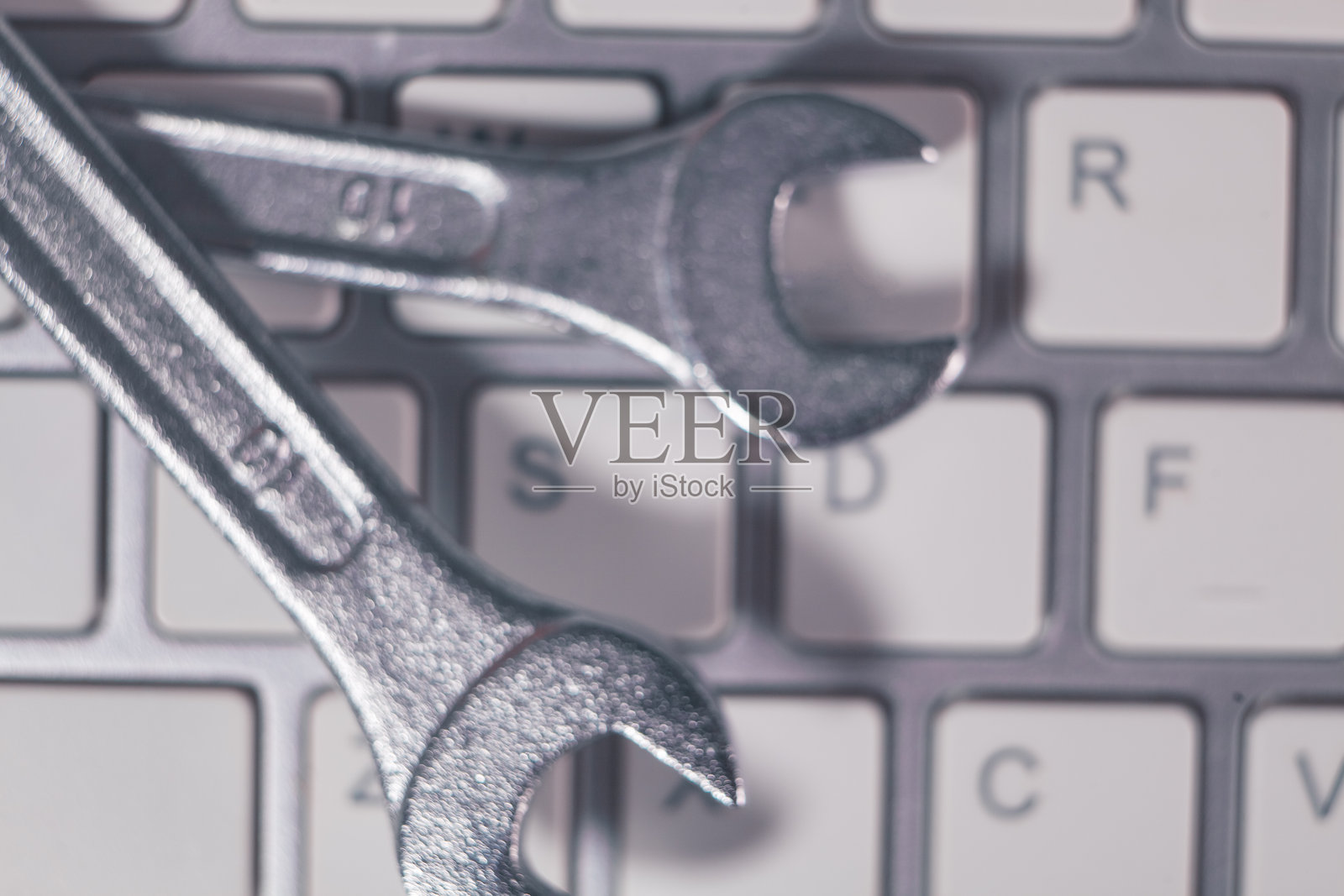 带扳手的电脑键盘安装设置照片摄影图片