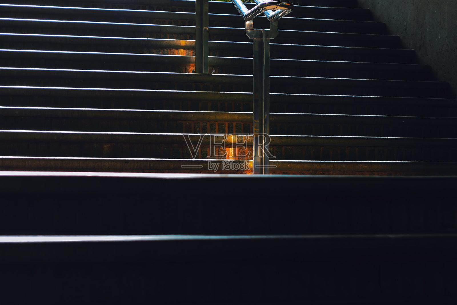 金属扶手的楼梯部分被光照亮照片摄影图片