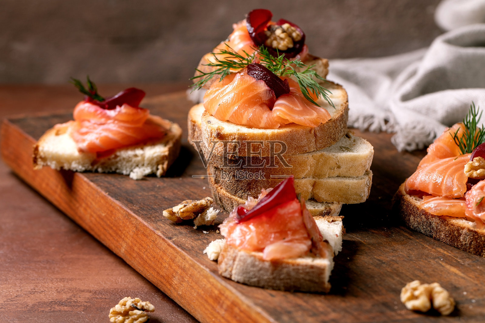 切片盐腌三文鱼片照片摄影图片