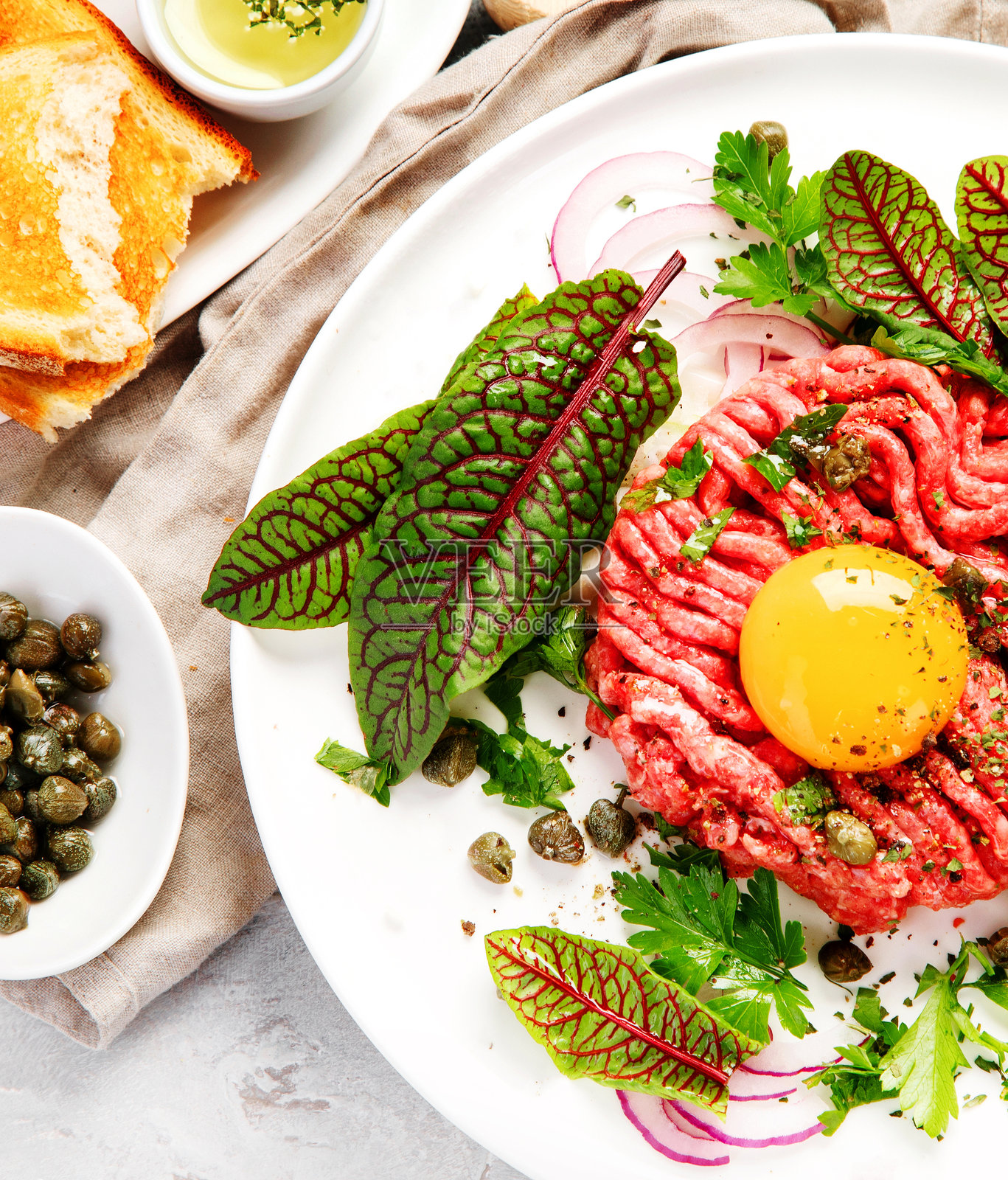 牛肉生肉塔塔在浅色背景上。照片摄影图片