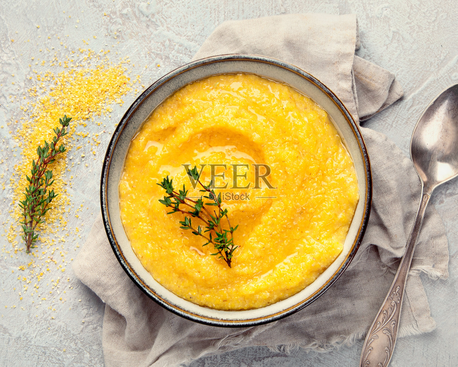 玉米波伦塔在灰色背景上。照片摄影图片