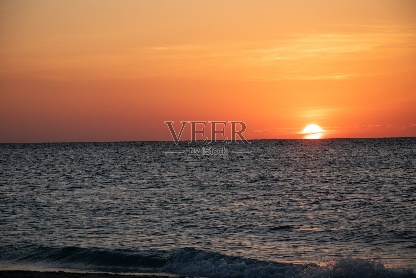 美丽的海滩日落。照片摄影图片