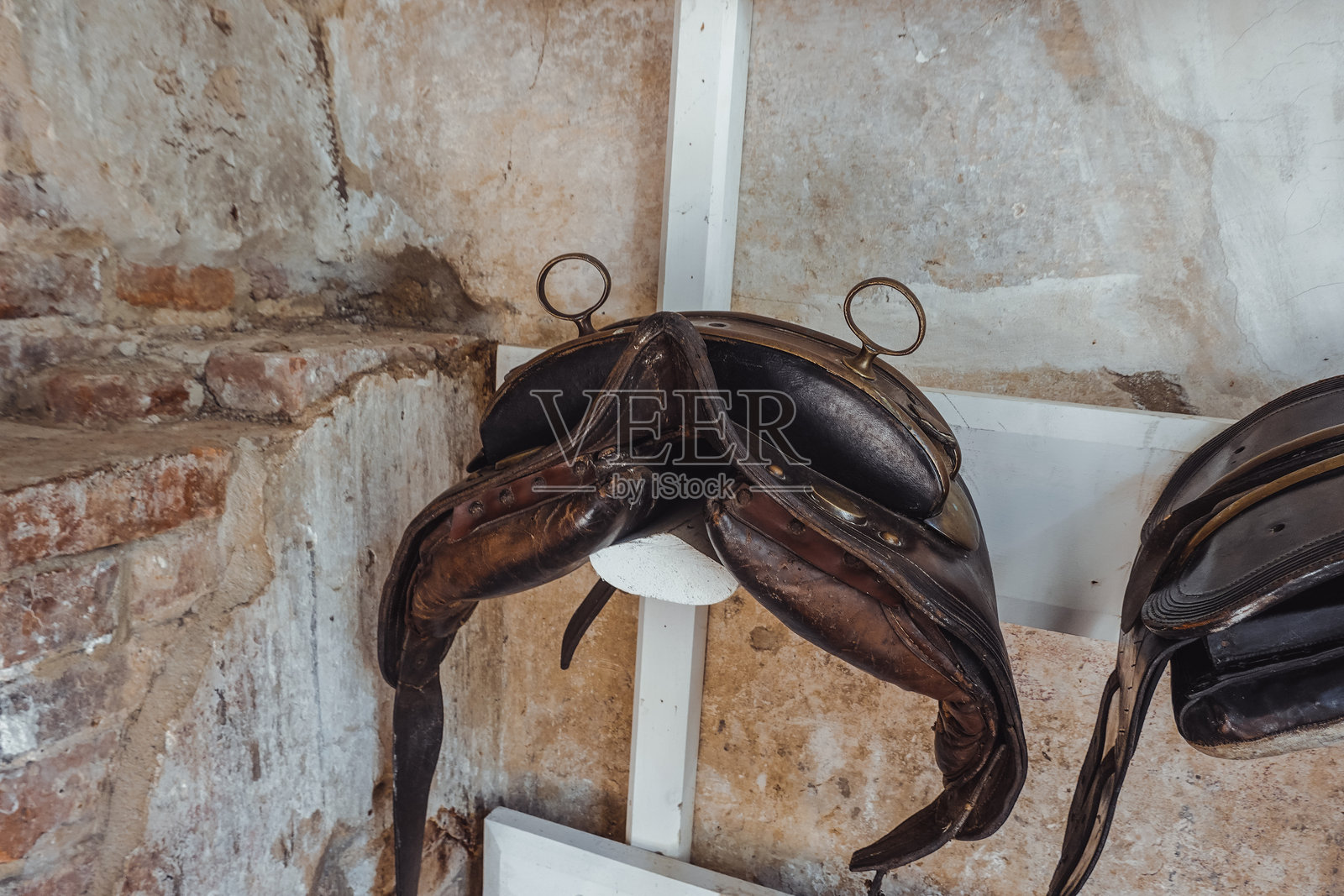 复古的专业马术骑乘装备照片摄影图片