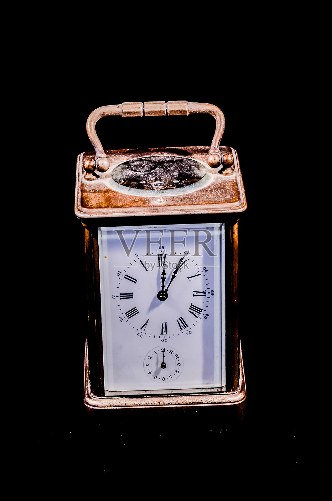 一只带有罗马数字表盘的小型复古时钟照片摄影图片