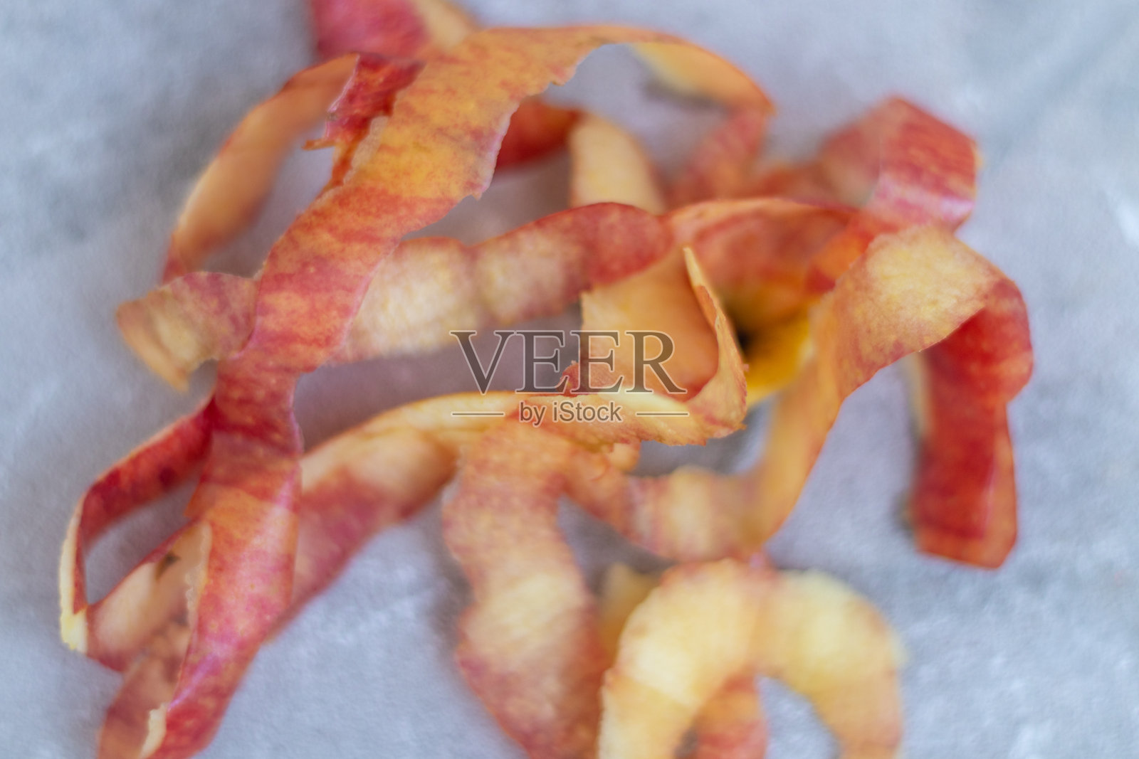 白色背景上的苹果皮照片摄影图片