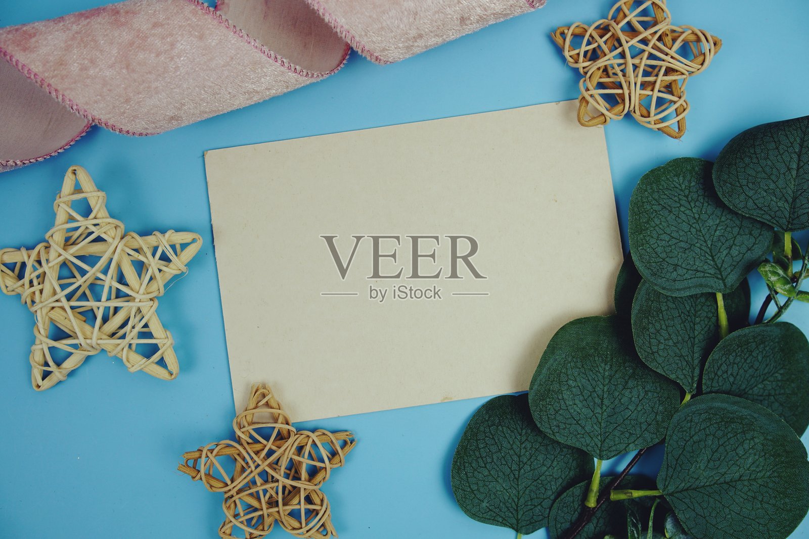 蓝色背景上的邀请函或贺卡模型与花卉装饰俯视图照片摄影图片