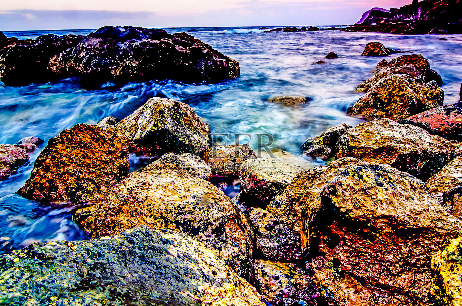 岩石海岸与平静的海洋照片摄影图片