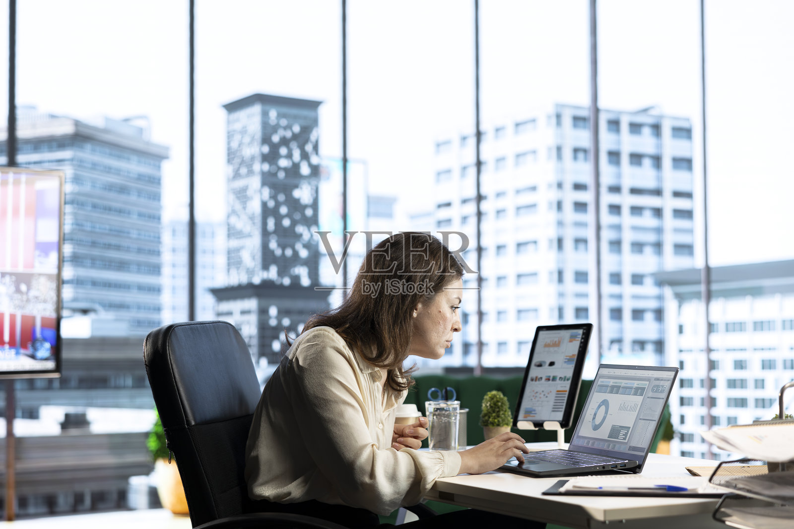 雄心勃勃的女性高管推动企业创新照片摄影图片