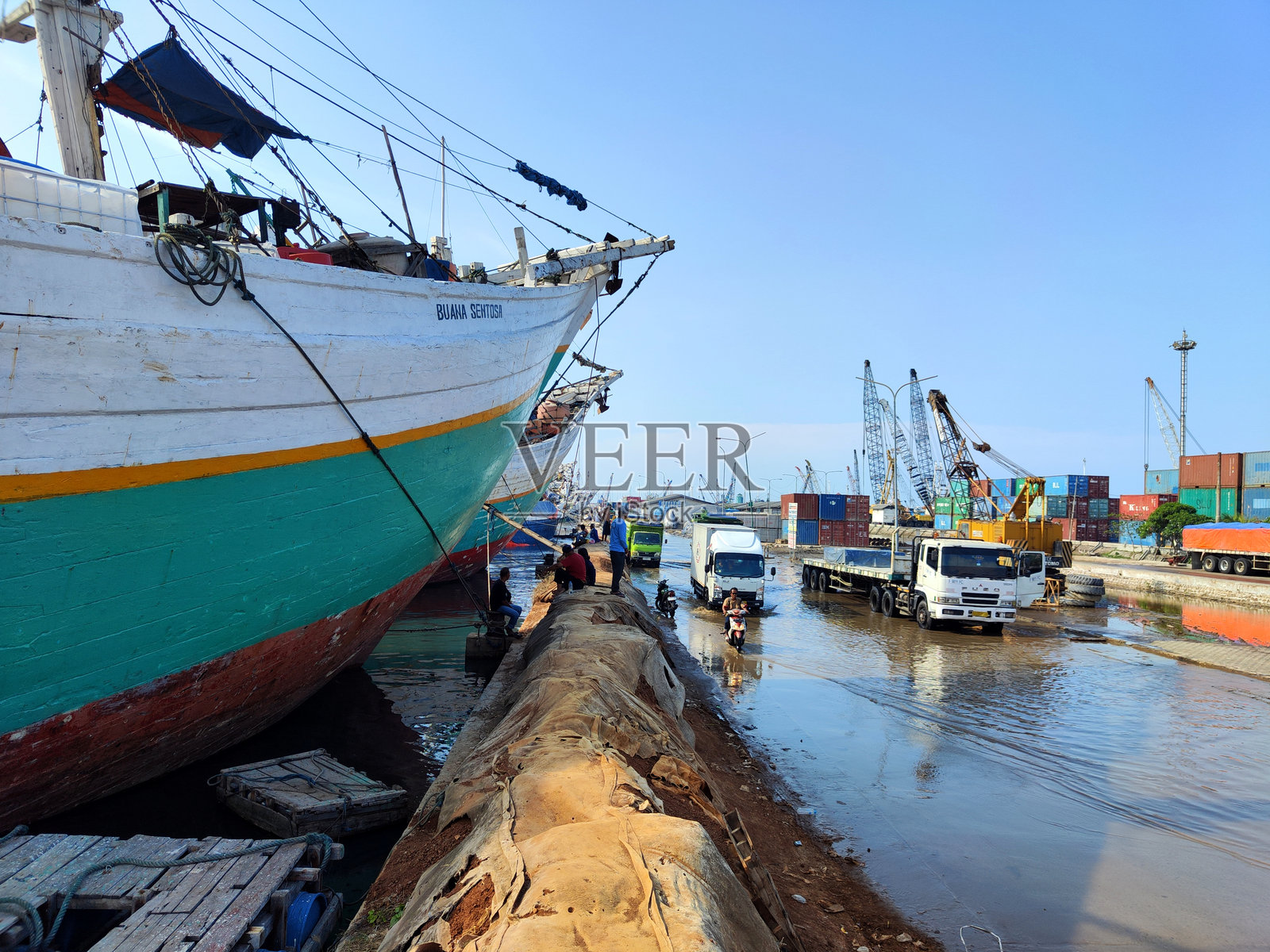 停泊在印度尼西亚雅加达苏丹凯拉帕的渔船照片摄影图片