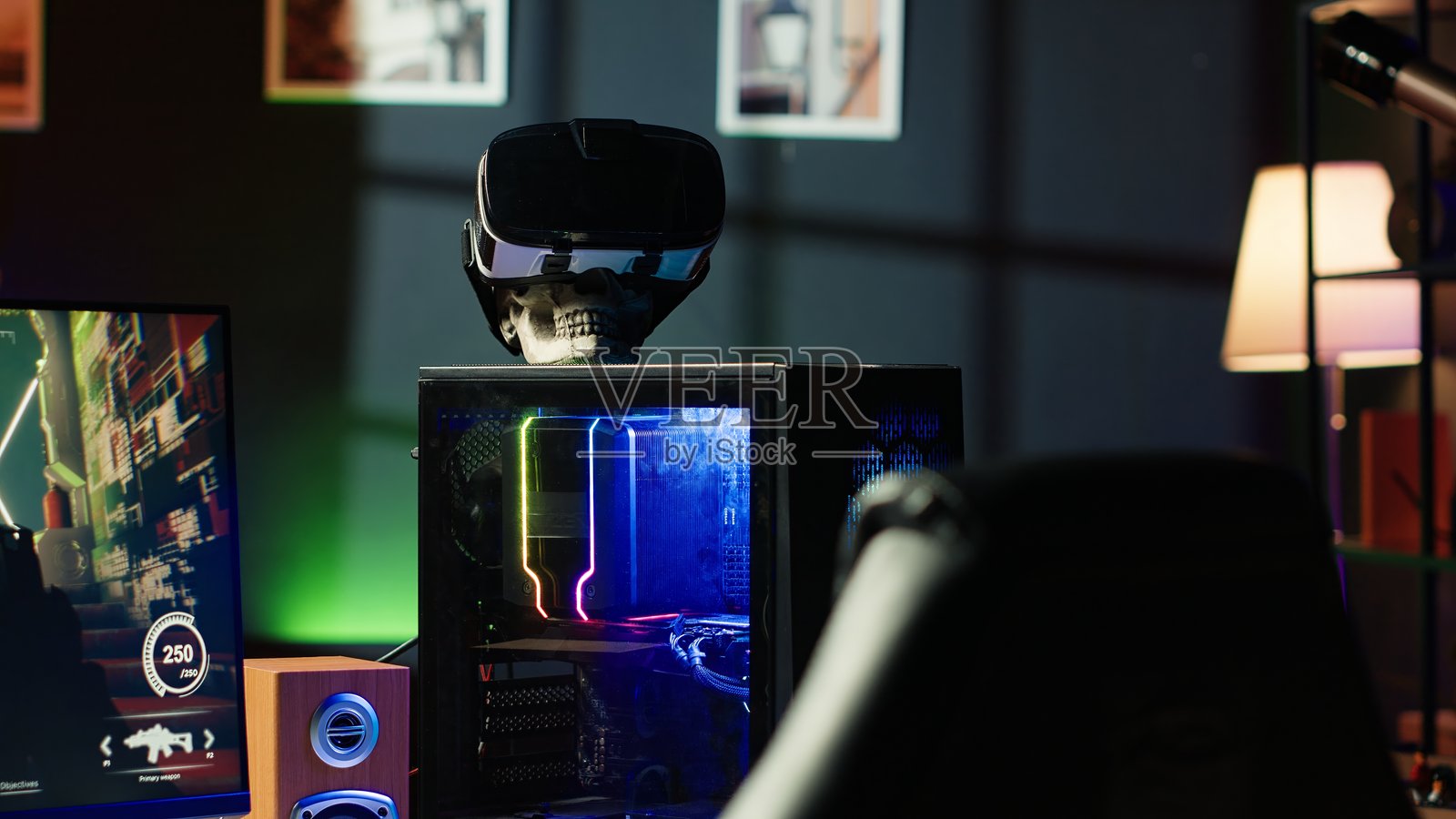 配备现代硬件的电脑、显示器和虚拟现实眼镜照片摄影图片