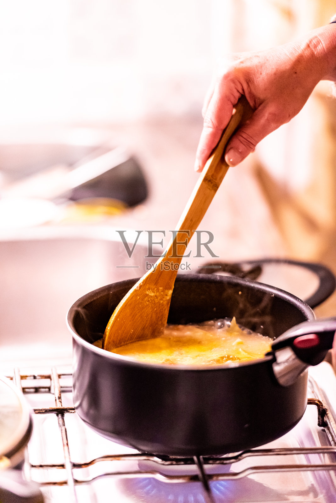 特写镜头：女性在家中烹饪的手照片摄影图片