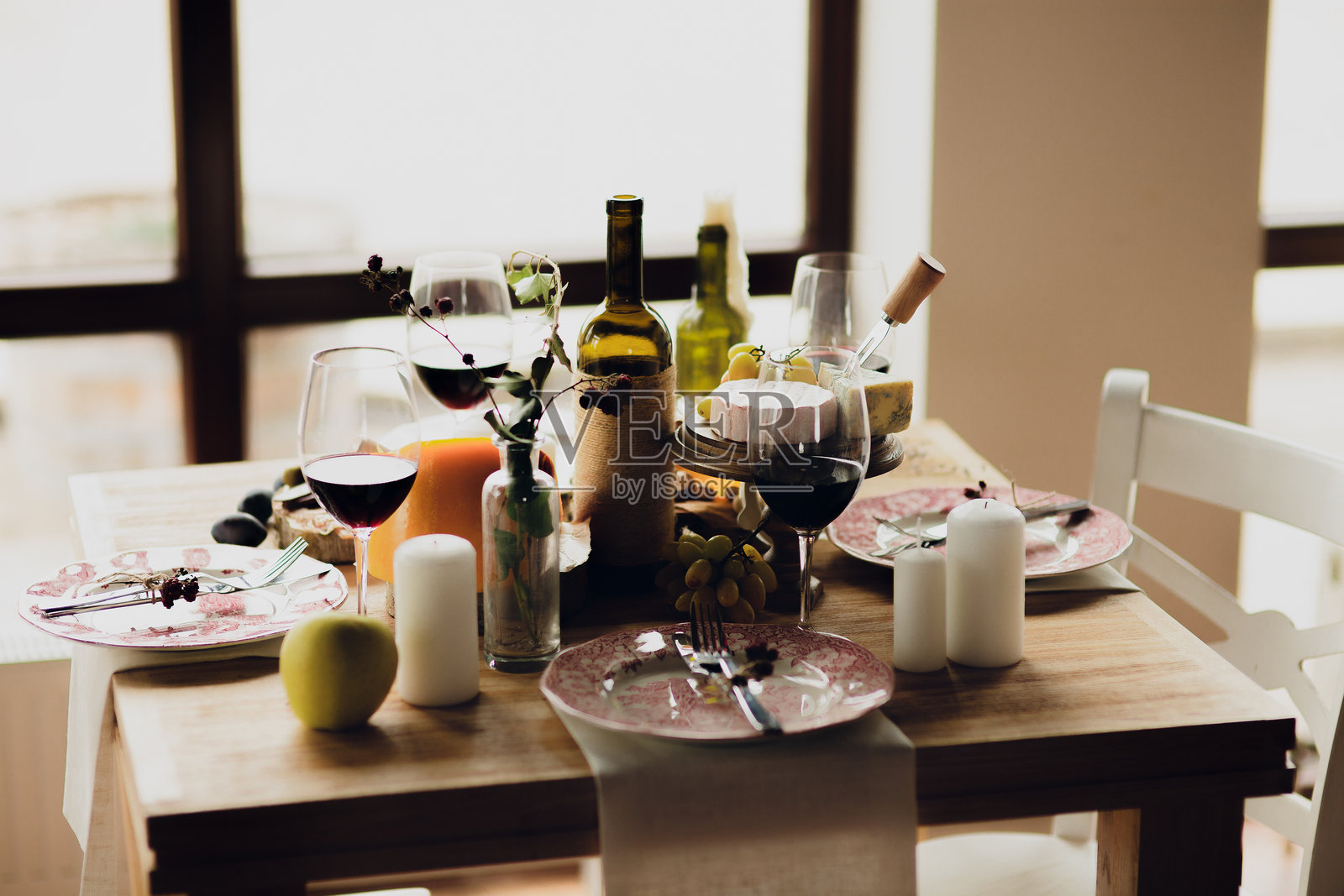 一张配有白色椅子和桌布的桌子照片摄影图片