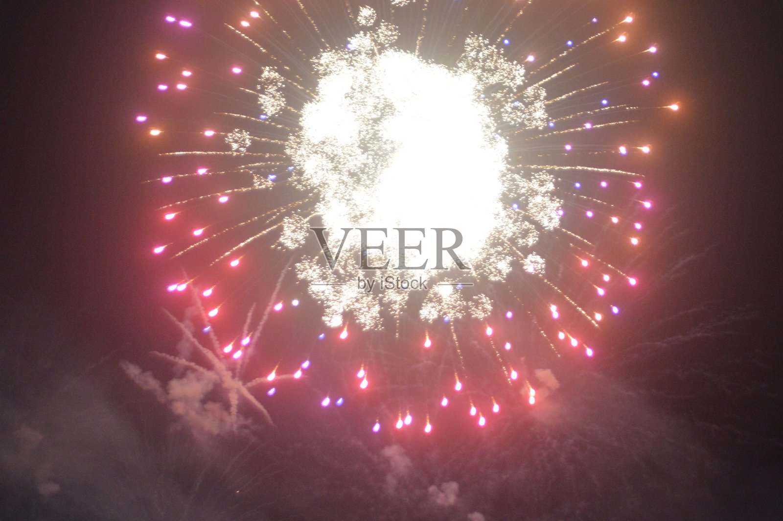 红色和金色的烟花在天空中绽放，南威尔士，英国。照片摄影图片