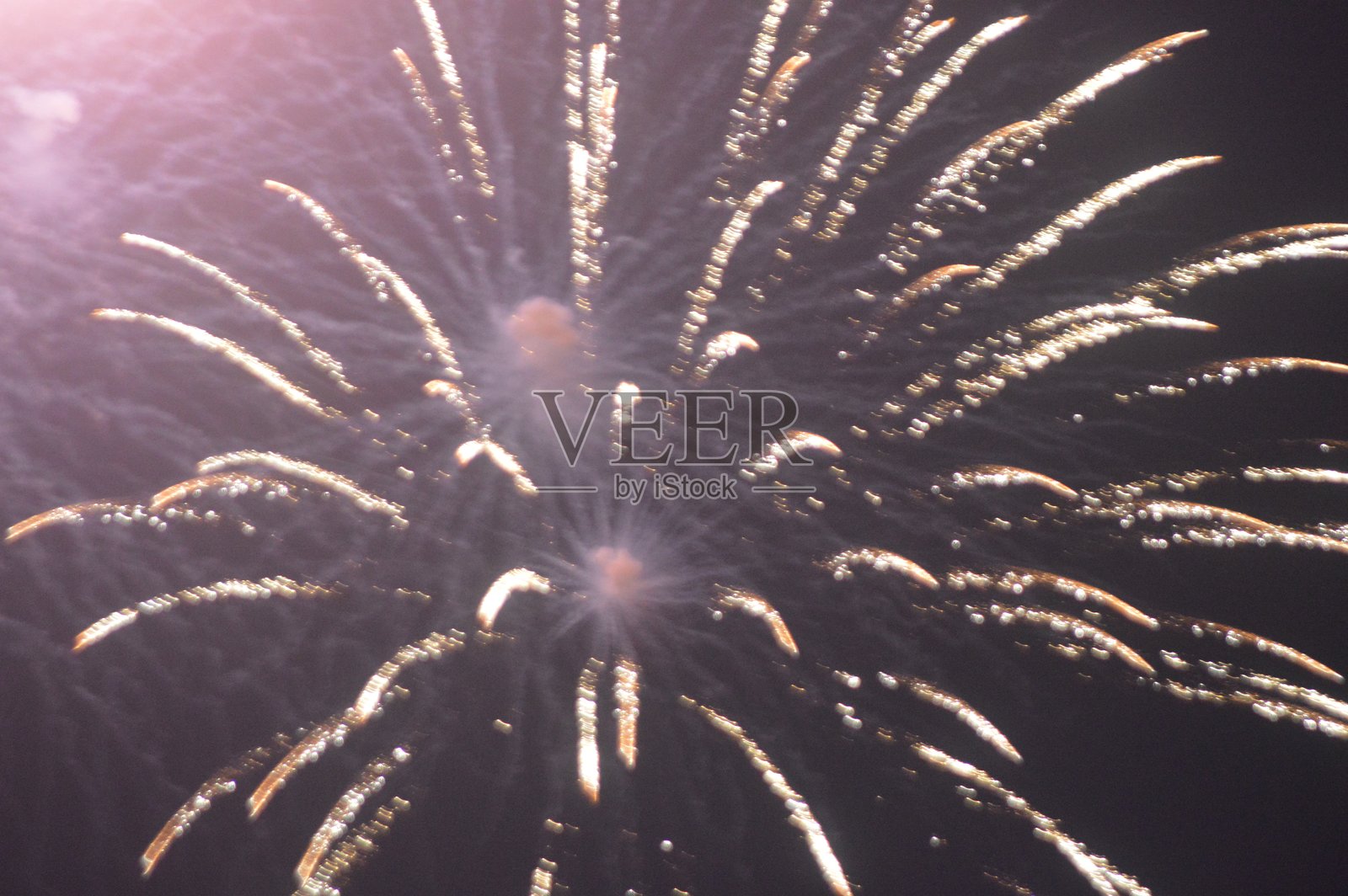 金色烟花在天空中绽放，南威尔士，英国。照片摄影图片