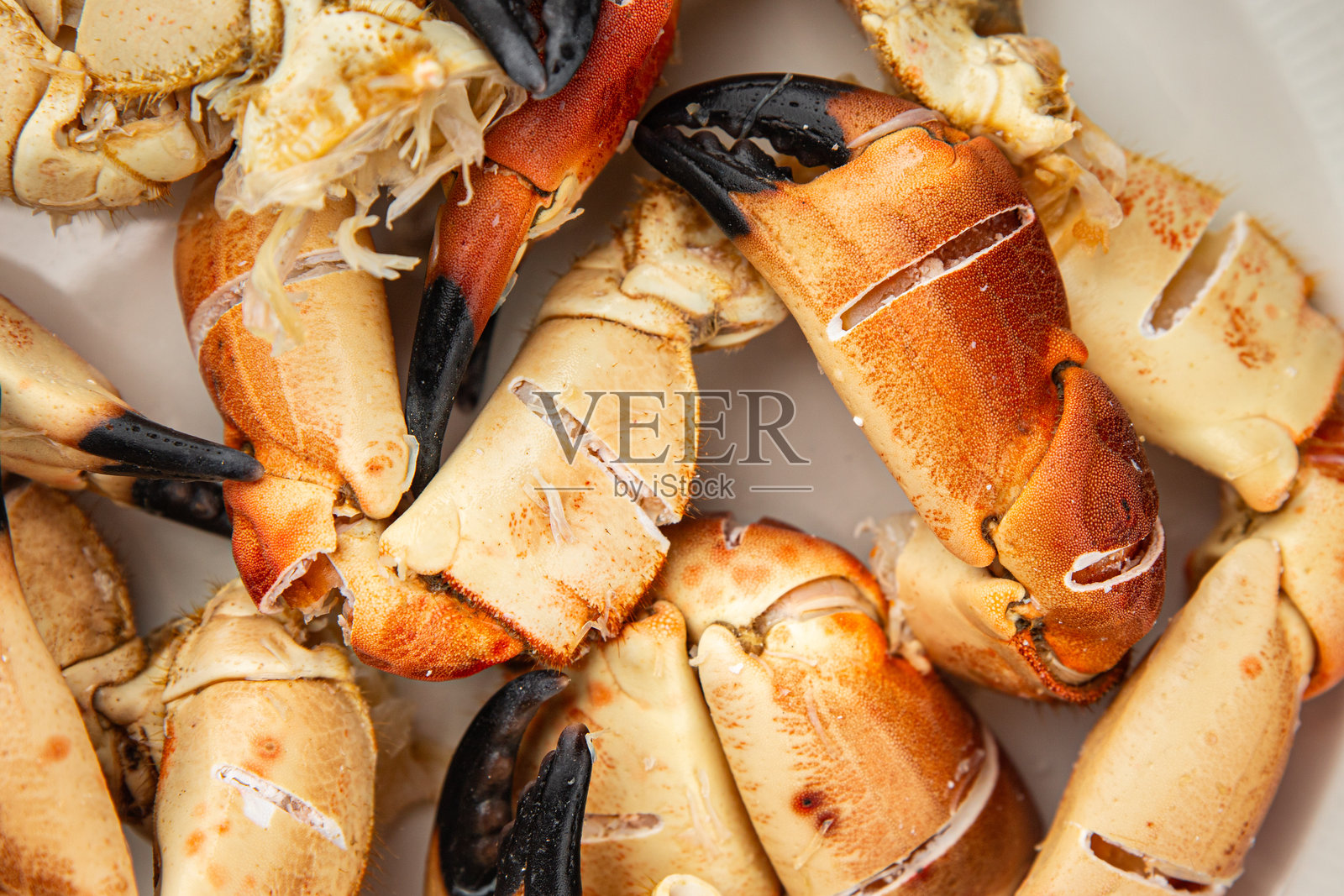 新鲜美味的海鲜蟹爪菜肴，精致的美食背景，桌面上的乡村风格俯视图，留白空间，素食主义者和海鲜饮食。照片摄影图片