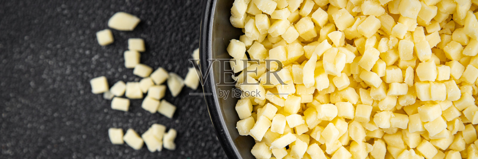 新鲜美味的马苏里拉奶酪，适合披萨的细碎奶酪，精致的美食背景，桌面上的乡村风格俯视图，留白空间。照片摄影图片