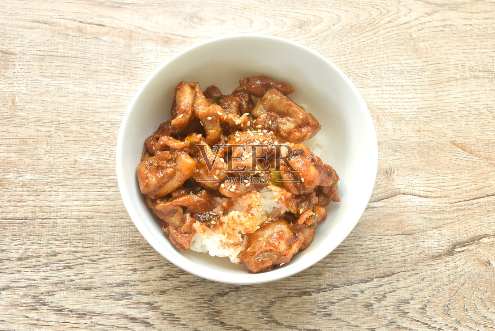 炸猪肉片配麻辣四川酱，撒上白芝麻，搭配白米饭照片摄影图片