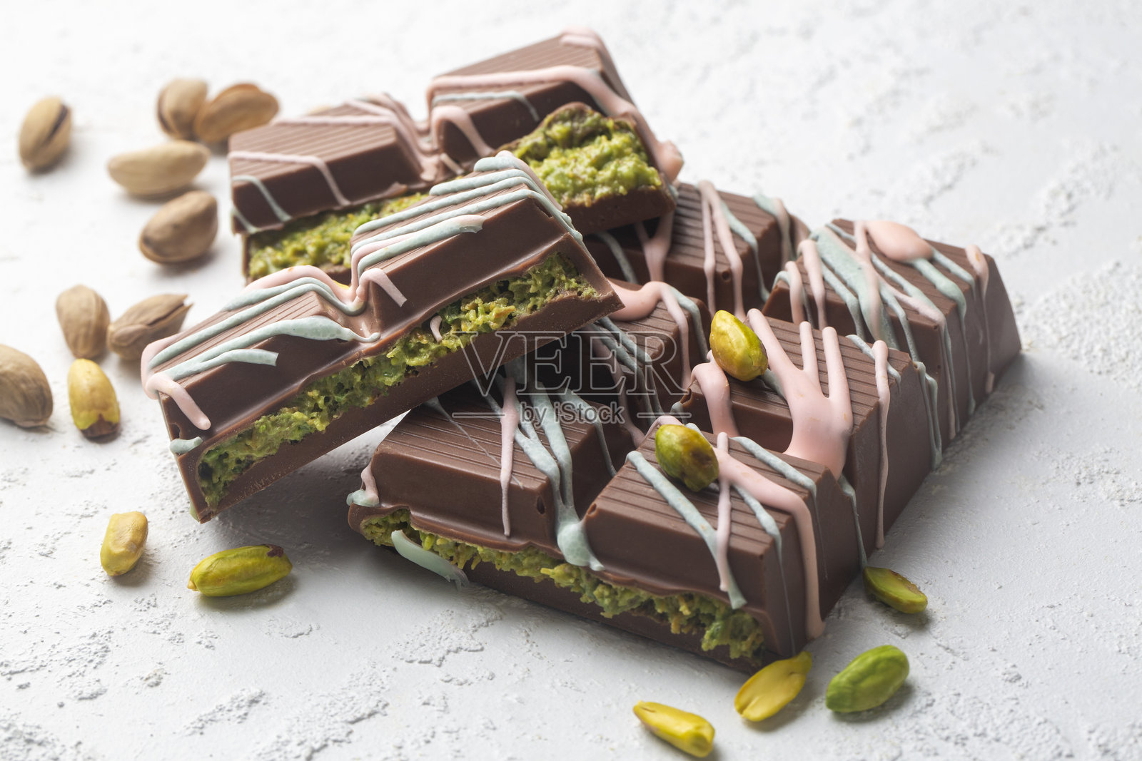 趋势巧克力；迪拜巧克力是用开心果酱和卡达伊夫制作的。照片摄影图片