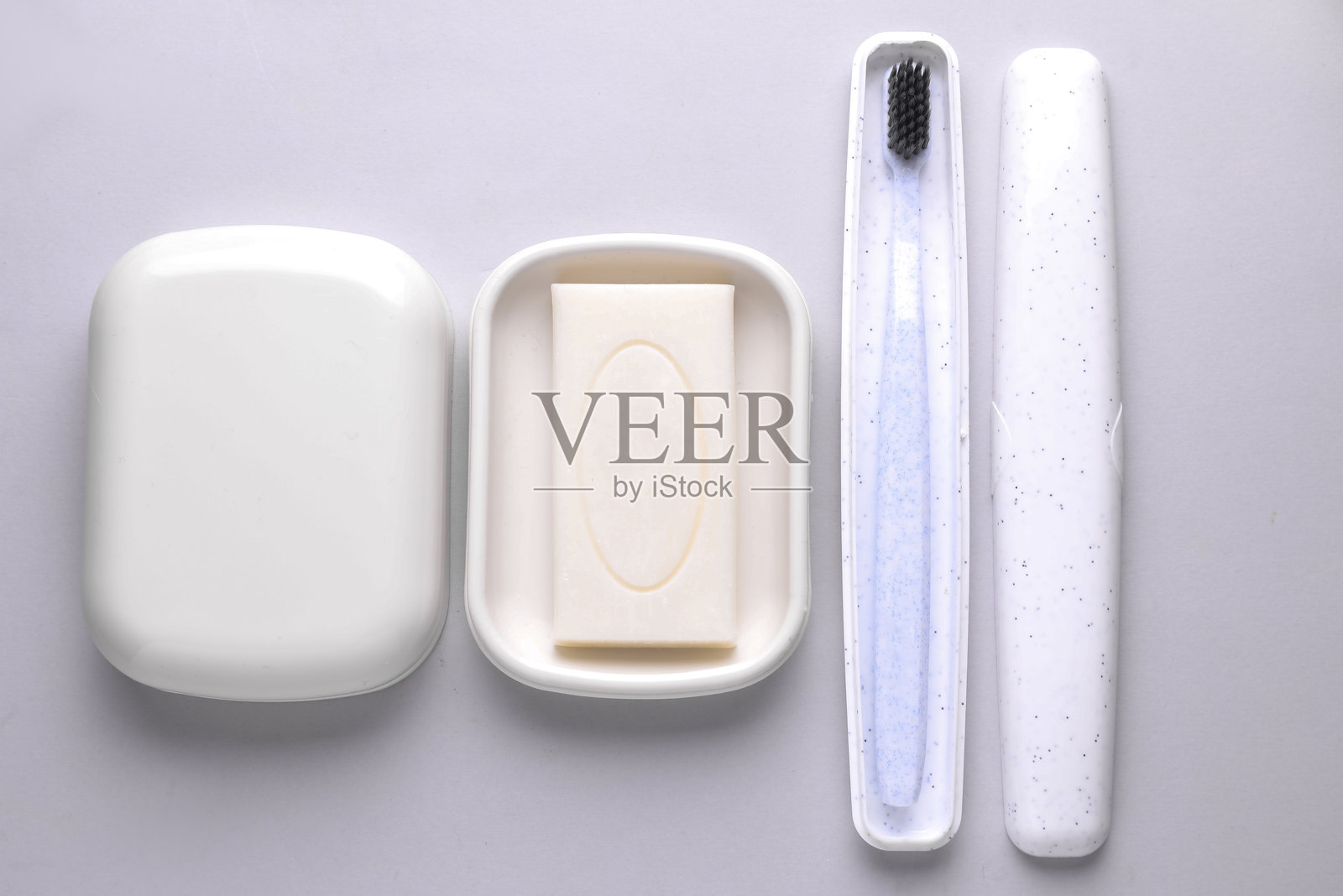 灰色背景上的肥皂盒和牙刷收纳盒照片摄影图片