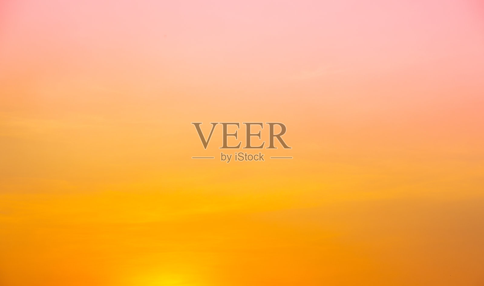 欣赏天际线的全景。清晨的天空中，太阳升起，五彩斑斓的云彩和美丽的云朵图案在柔和的晨光中展现。照片摄影图片