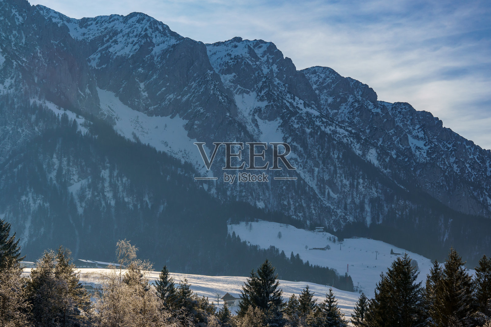 奥地利蒂罗尔州的扎赫梅尔山脉及滑雪区的冬季景色照片摄影图片