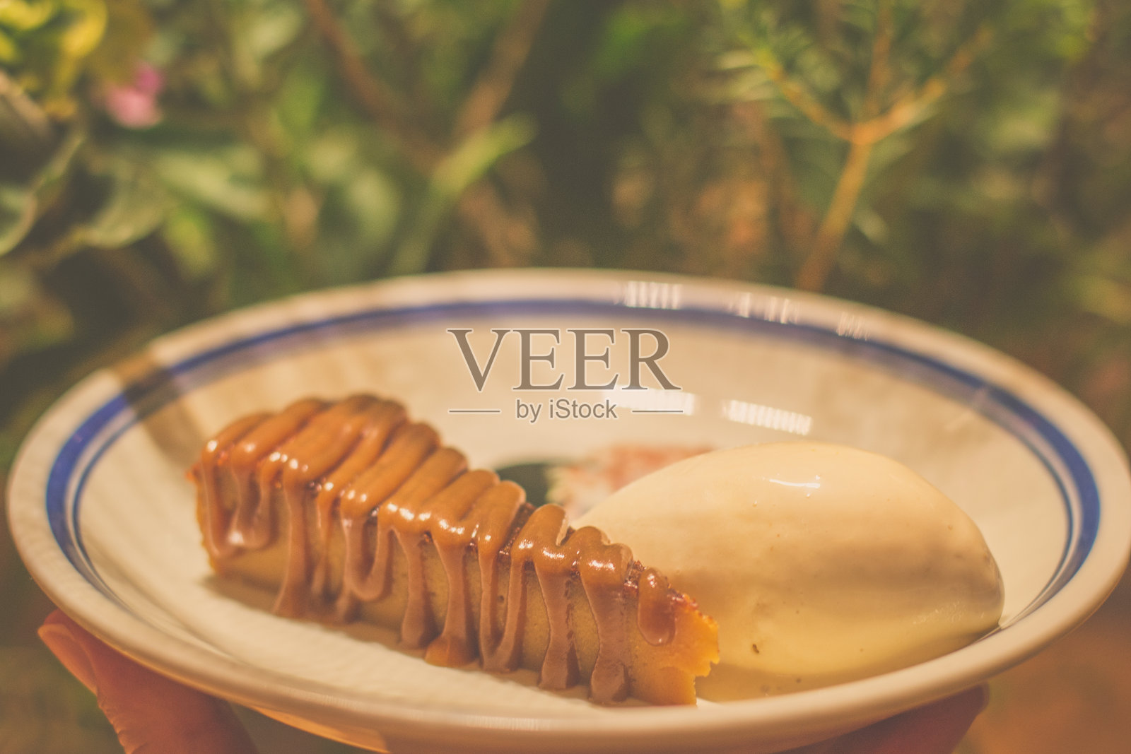 巴斯克奶酪蛋糕配古德布兰斯达伦云莓冰淇淋摆放在盘子上照片摄影图片