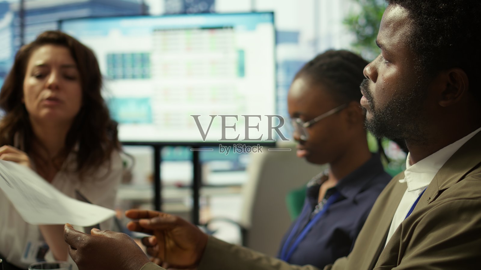 重要的商业投资者正在平板电脑上研究开发进展报告照片摄影图片