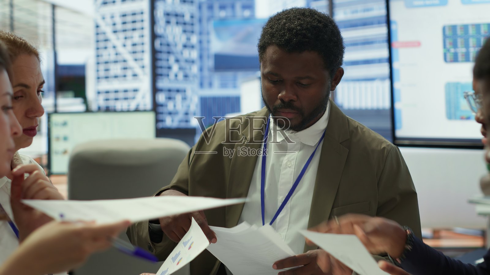 企业经理与员工一起制定商业战略照片摄影图片