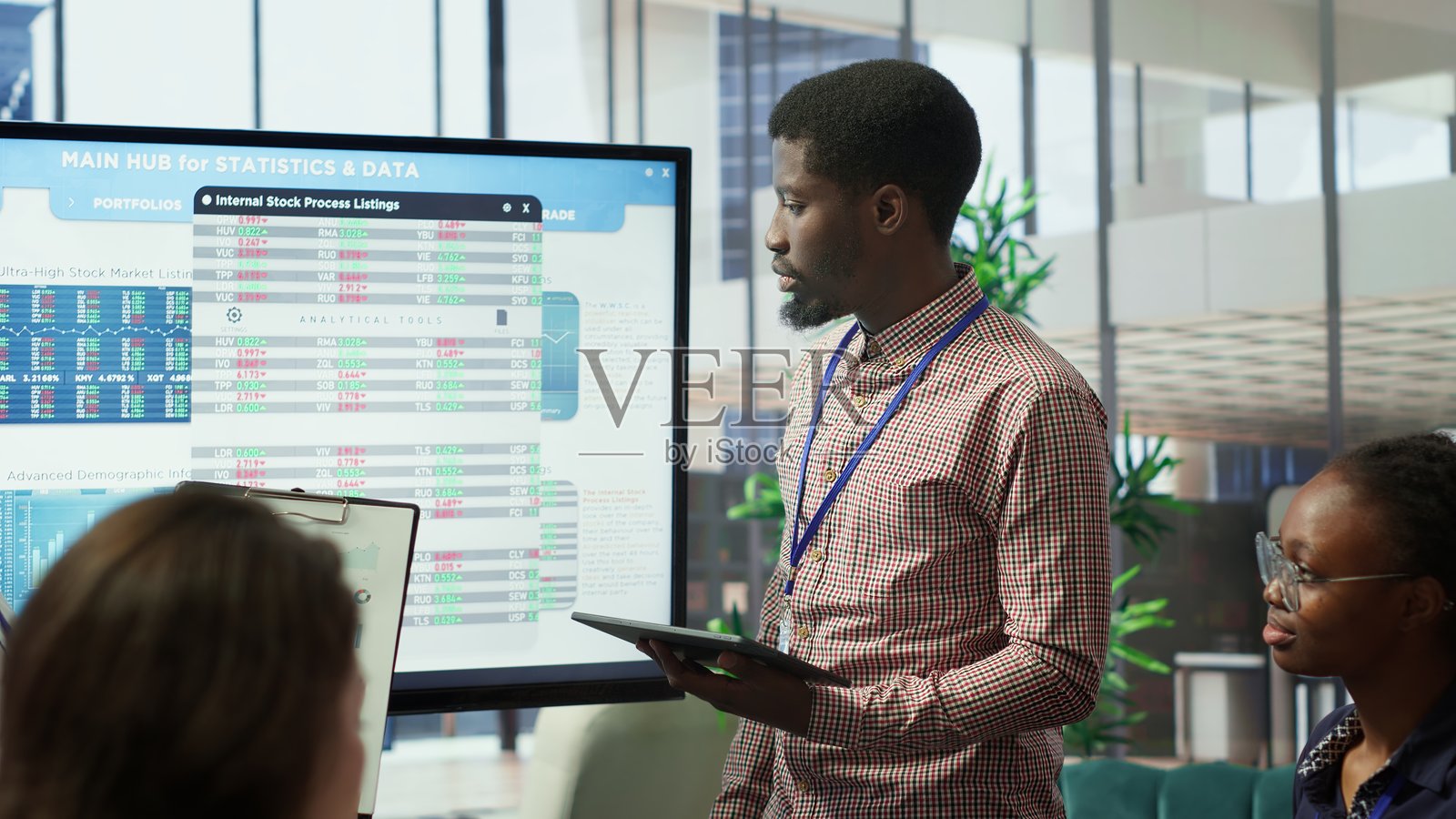 员工与总经理在简报会议中发生争吵照片摄影图片