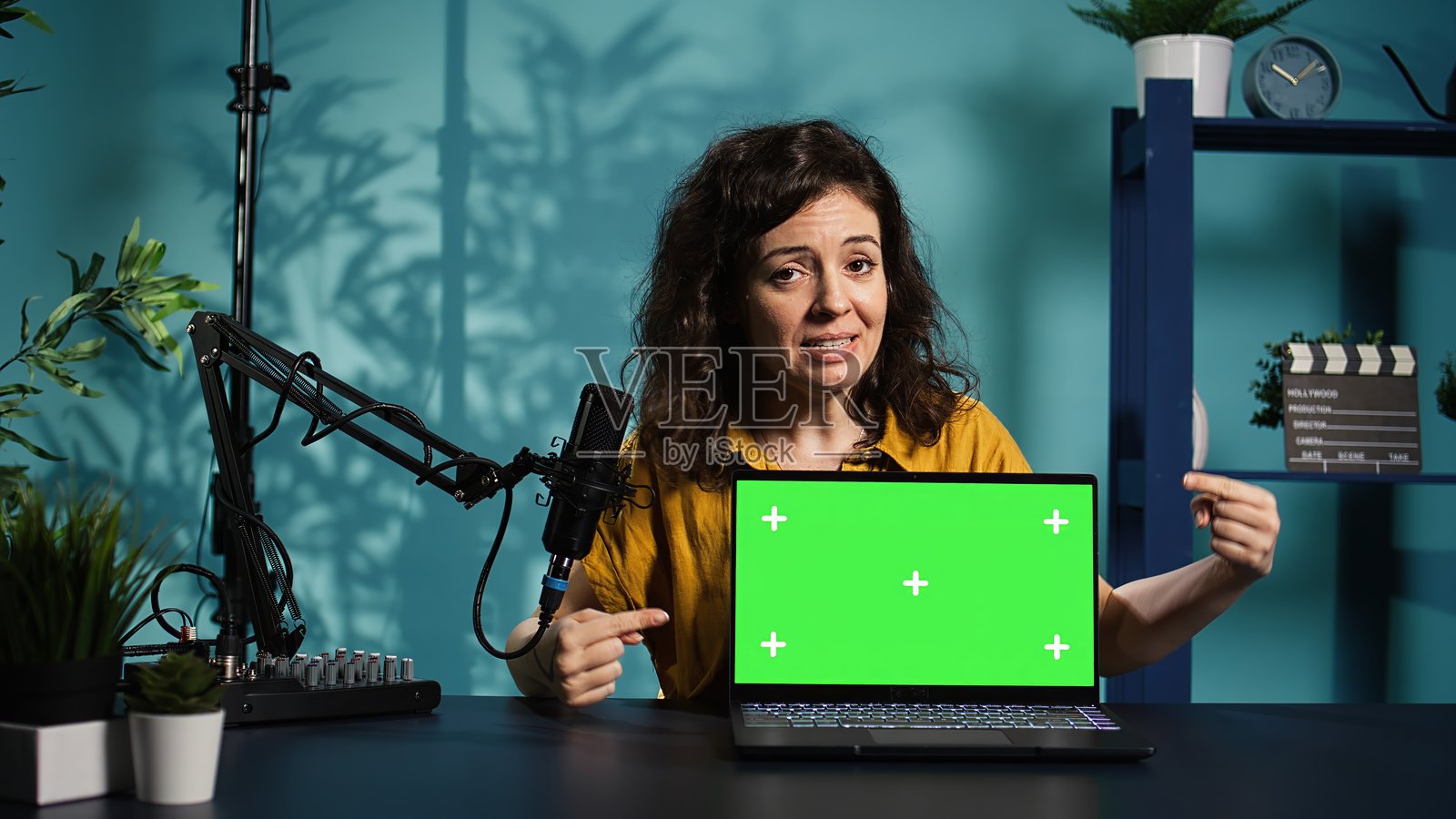 网络节目主持人拍摄电子产品开箱，展示模拟笔记本电脑照片摄影图片