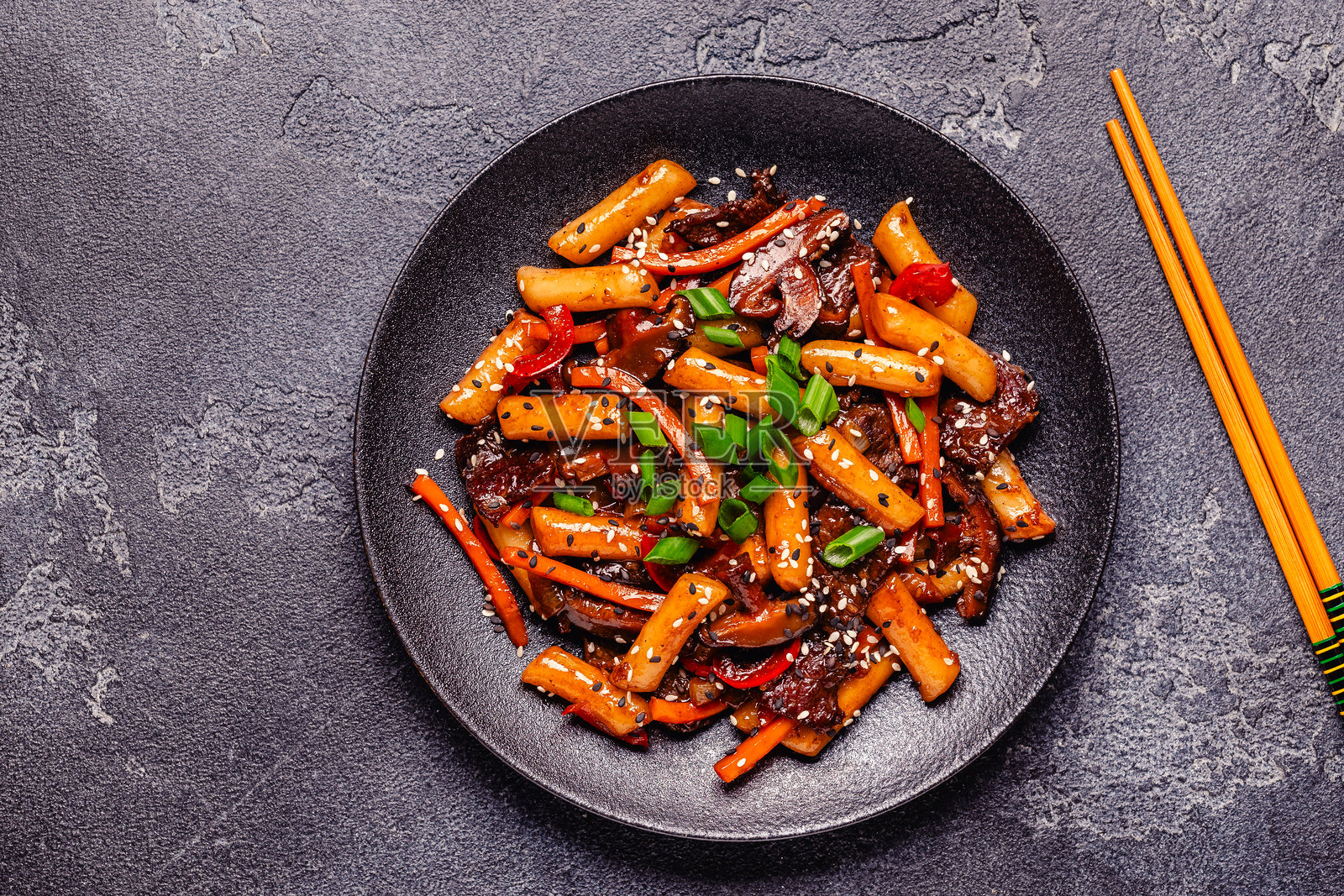 辣炒年糕，辛辣的炒米糕。照片摄影图片