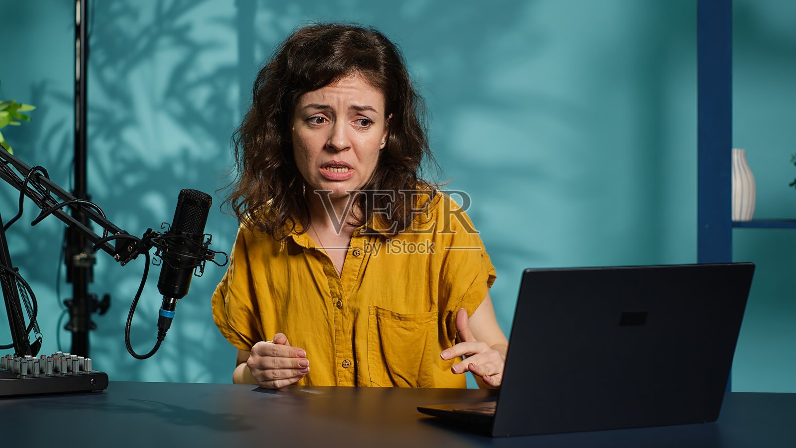 沮丧的内容创作者在订阅者面前崩溃照片摄影图片