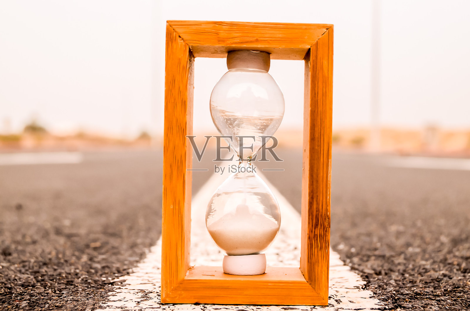 一只装有玻璃的木箱子放在路上照片摄影图片