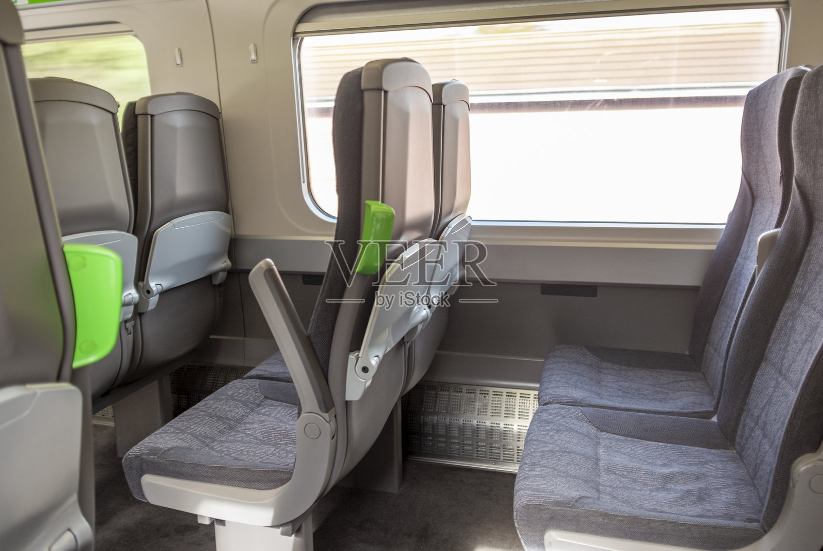 火车车厢内的座位照片摄影图片