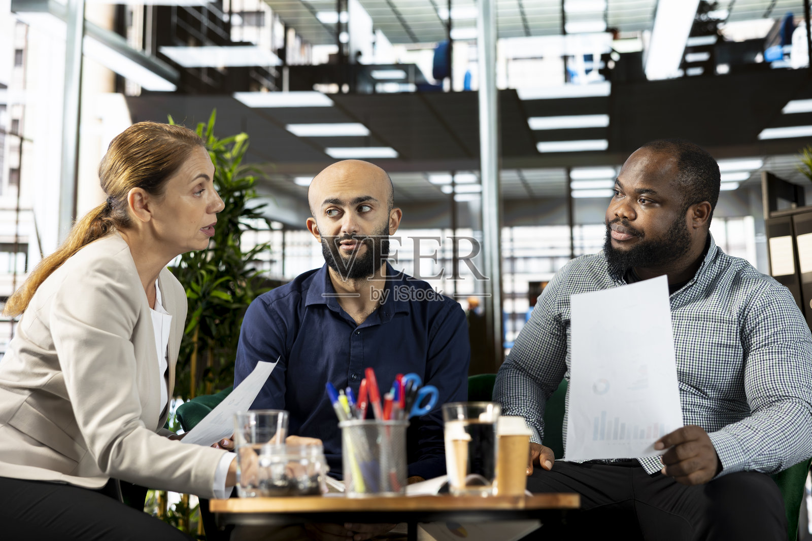 商务人士在办公室查看财务商业文件照片摄影图片