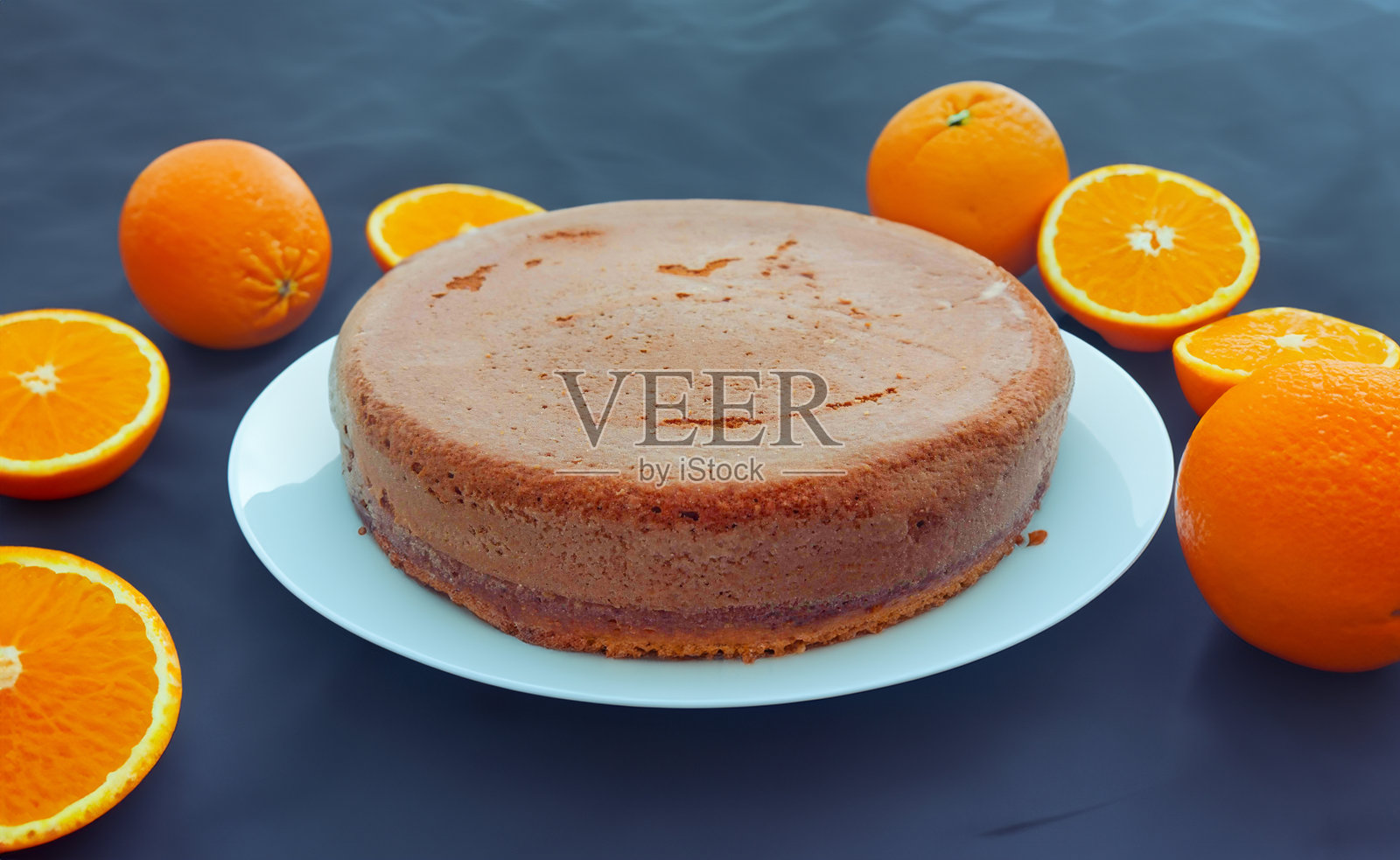 橙子蛋糕特写放在桌子上的盘子里照片摄影图片