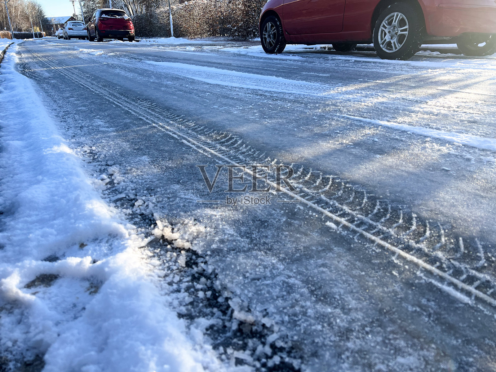 冬季雪地上汽车轮胎痕迹的特写照片摄影图片