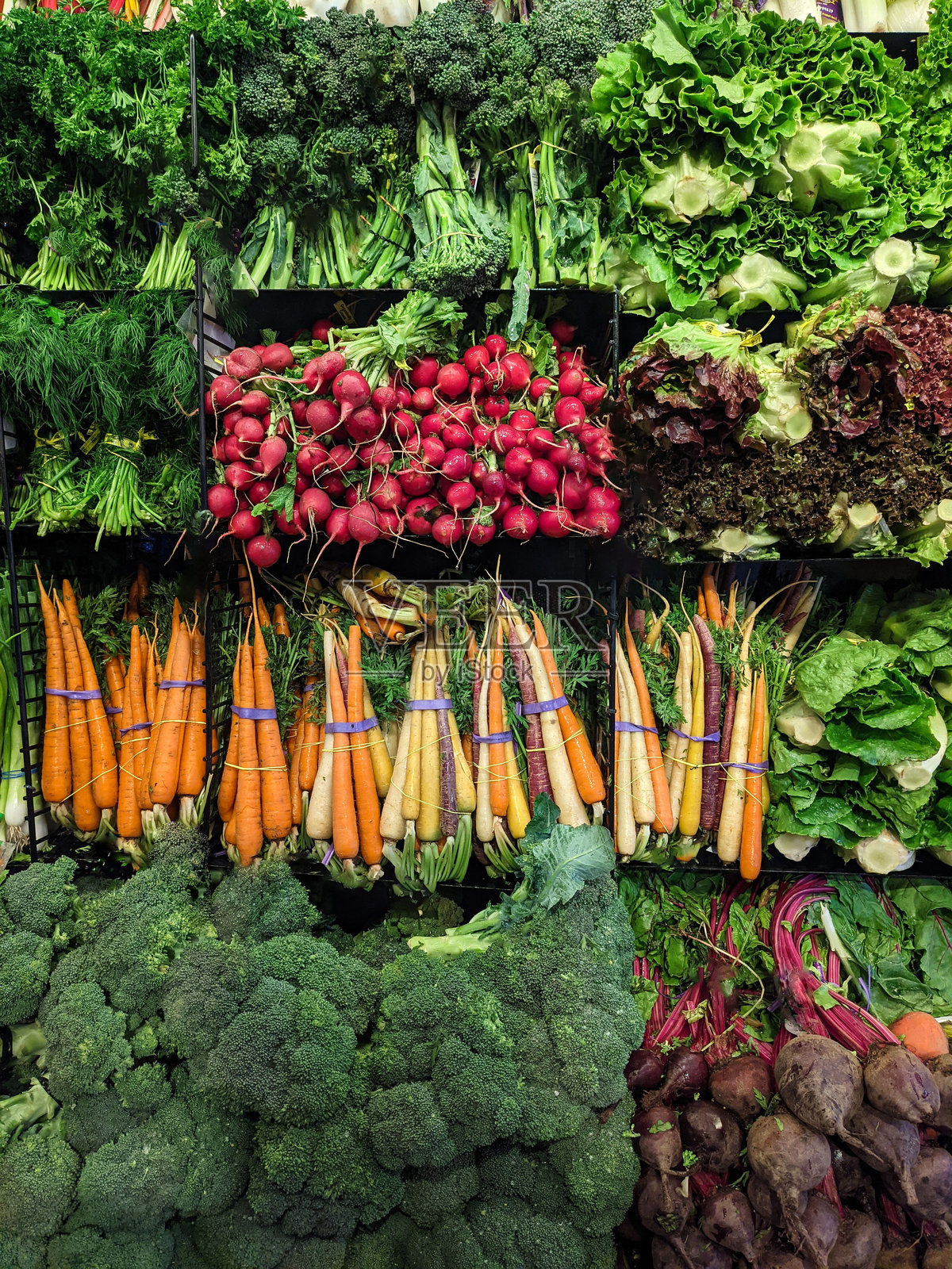 新鲜蔬菜在生动的杂货展示上照片摄影图片