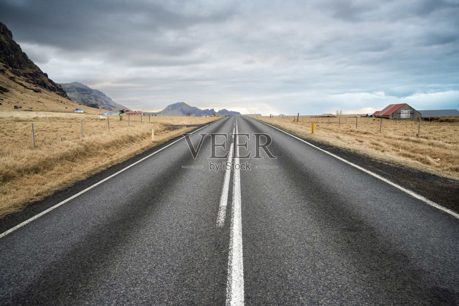 冬季空旷的冰岛公路，乡村景色与山脉景观相映成趣照片摄影图片