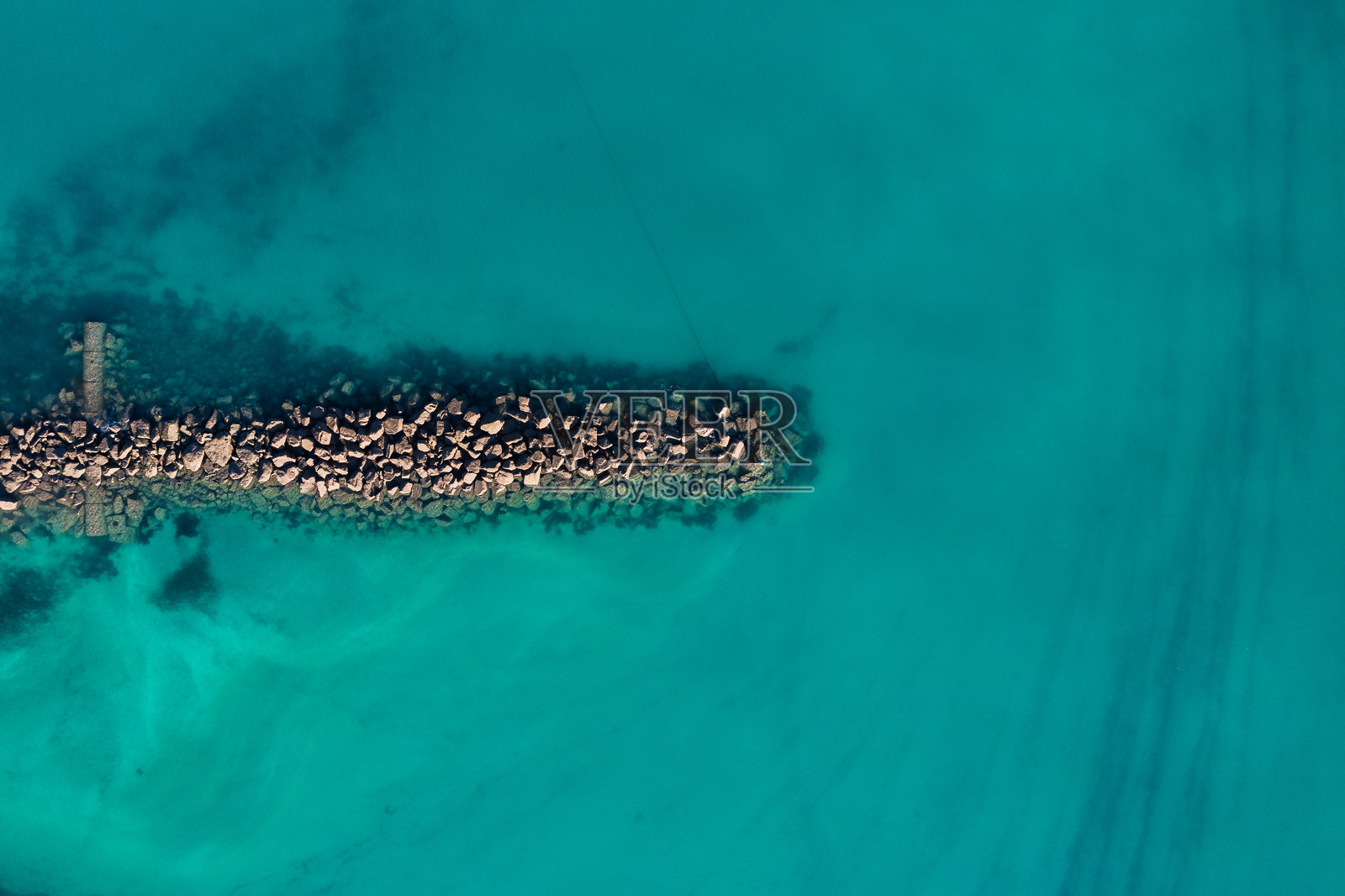 碎石形成的保护堤坝照片摄影图片
