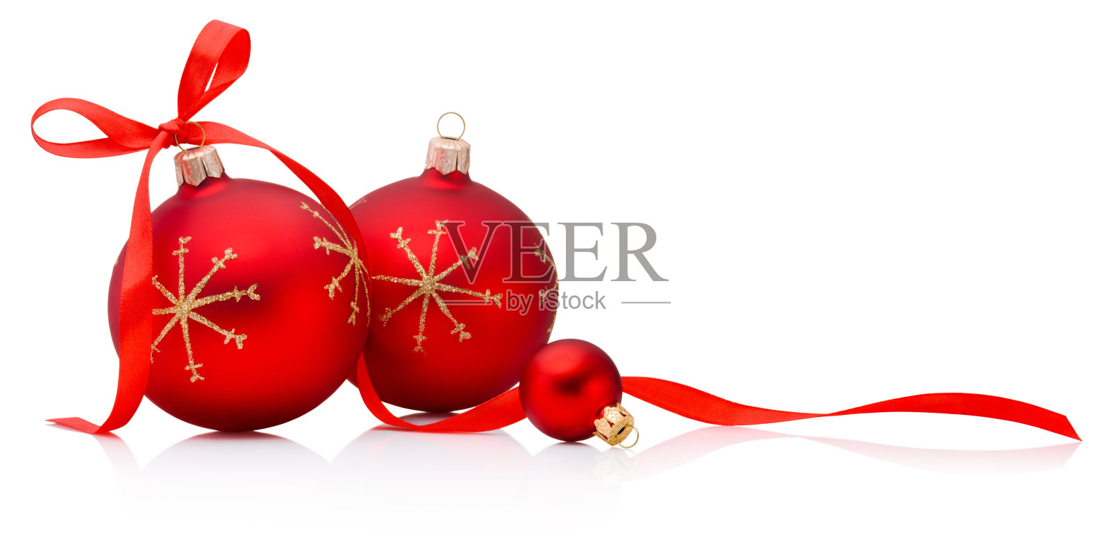 三个圣诞红色装饰球，带有丝带蝴蝶结，孤立在白色背景上照片摄影图片
