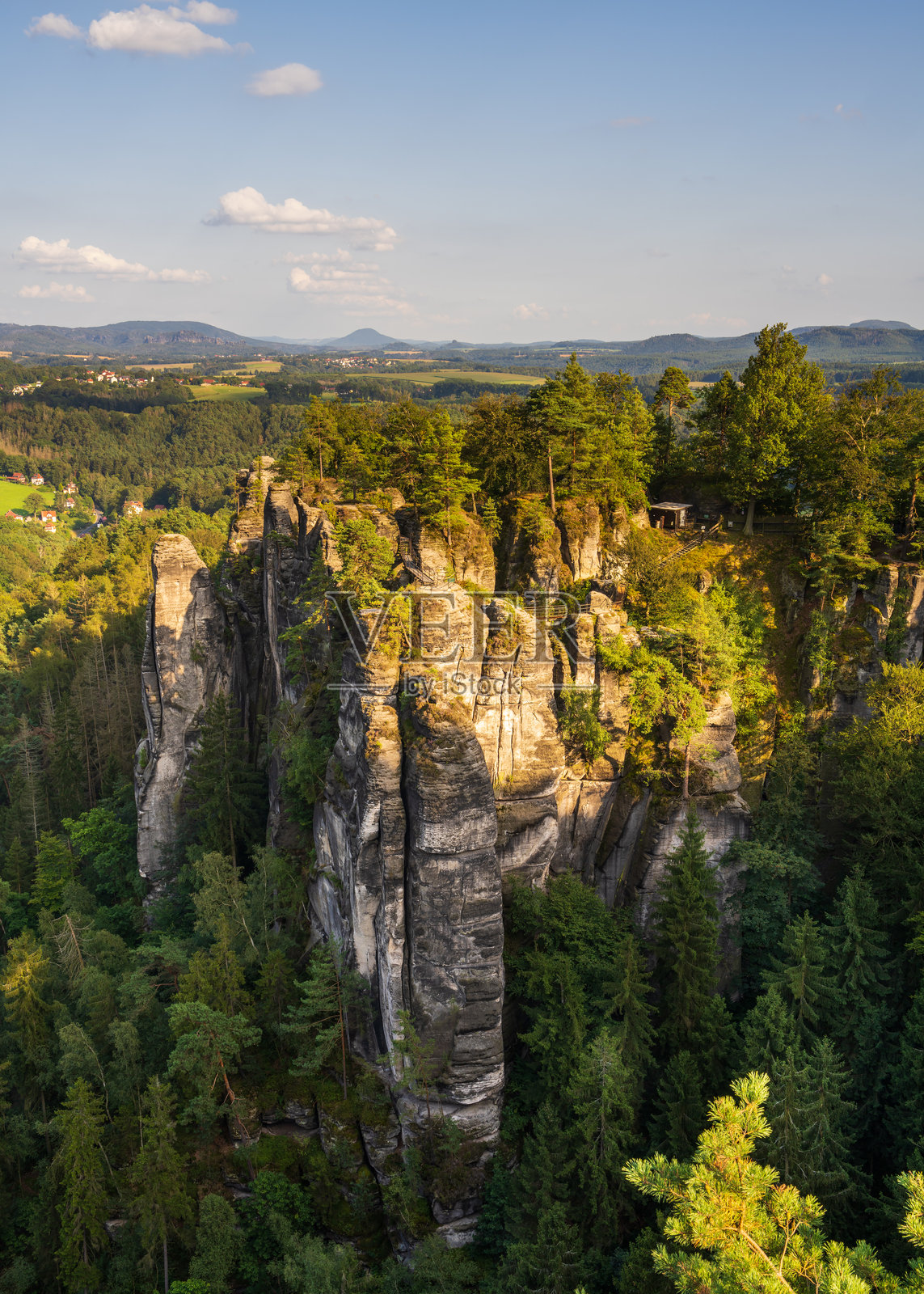 阳光明媚的日子里，来自德国萨克森瑞士著名巴斯泰桥的如画全景。照片摄影图片