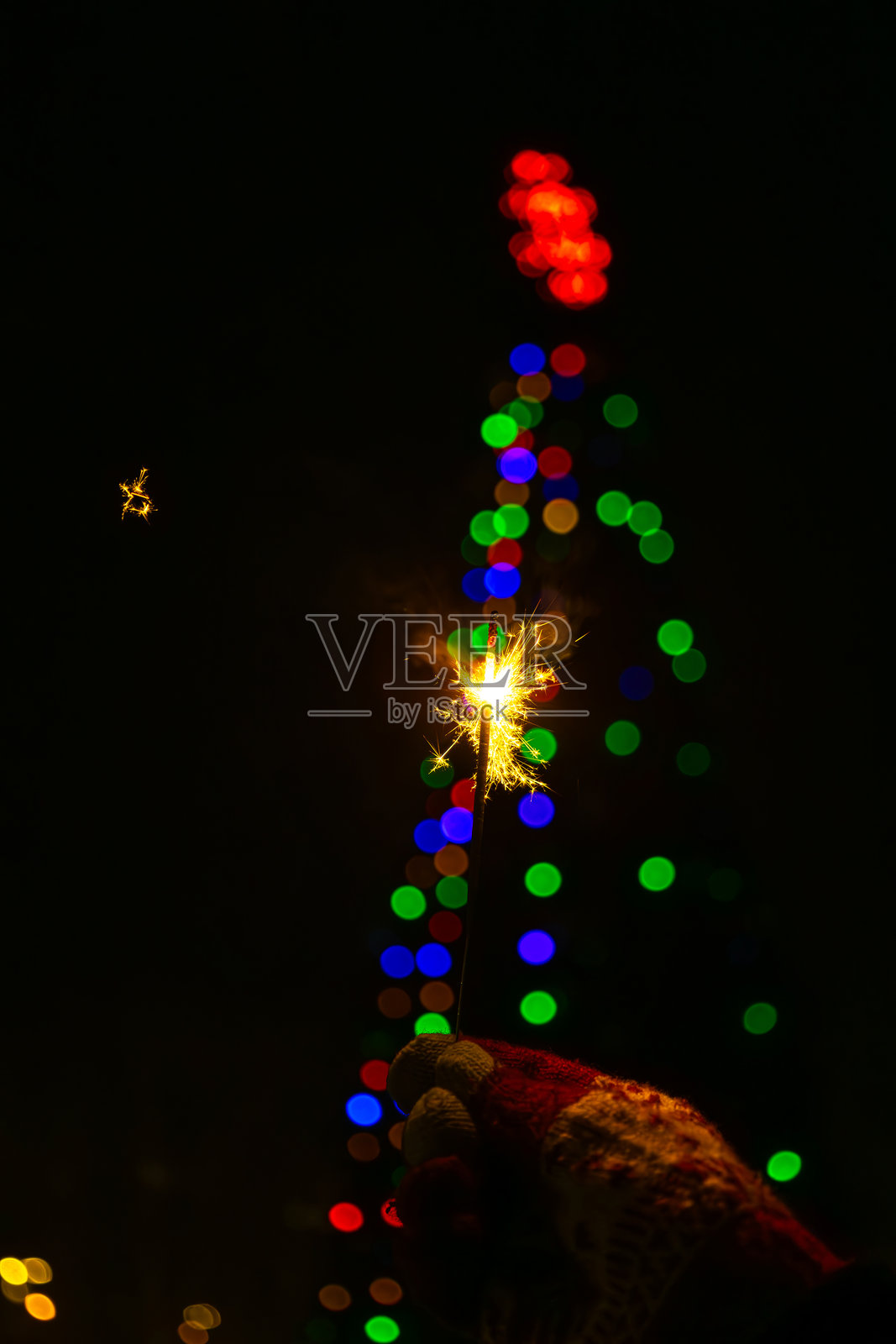 五彩缤纷的烟花照亮夜空，庆祝节日的欢庆场合，绚丽的灯光和装饰交相辉映。照片摄影图片