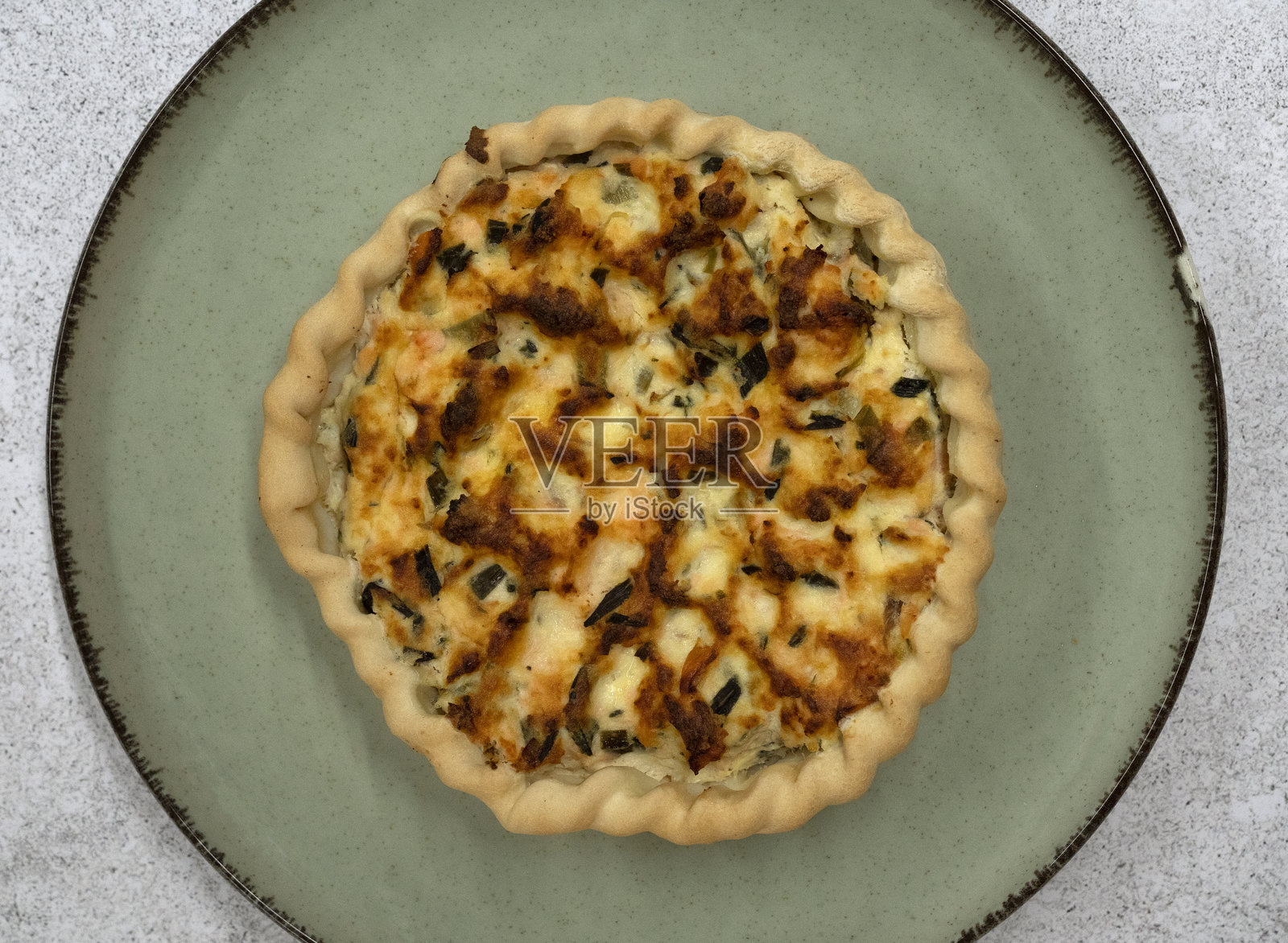 新鲜出炉的蔬菜派俯视图照片摄影图片