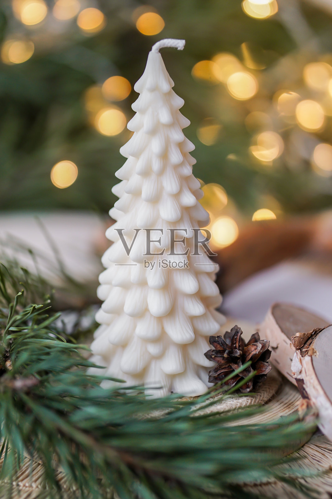 环保手工大豆蜡烛，背景是圣诞装饰照片摄影图片