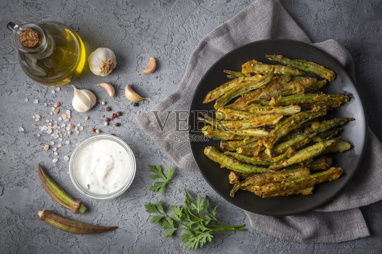 自制香草和香料炸秋葵。照片摄影图片