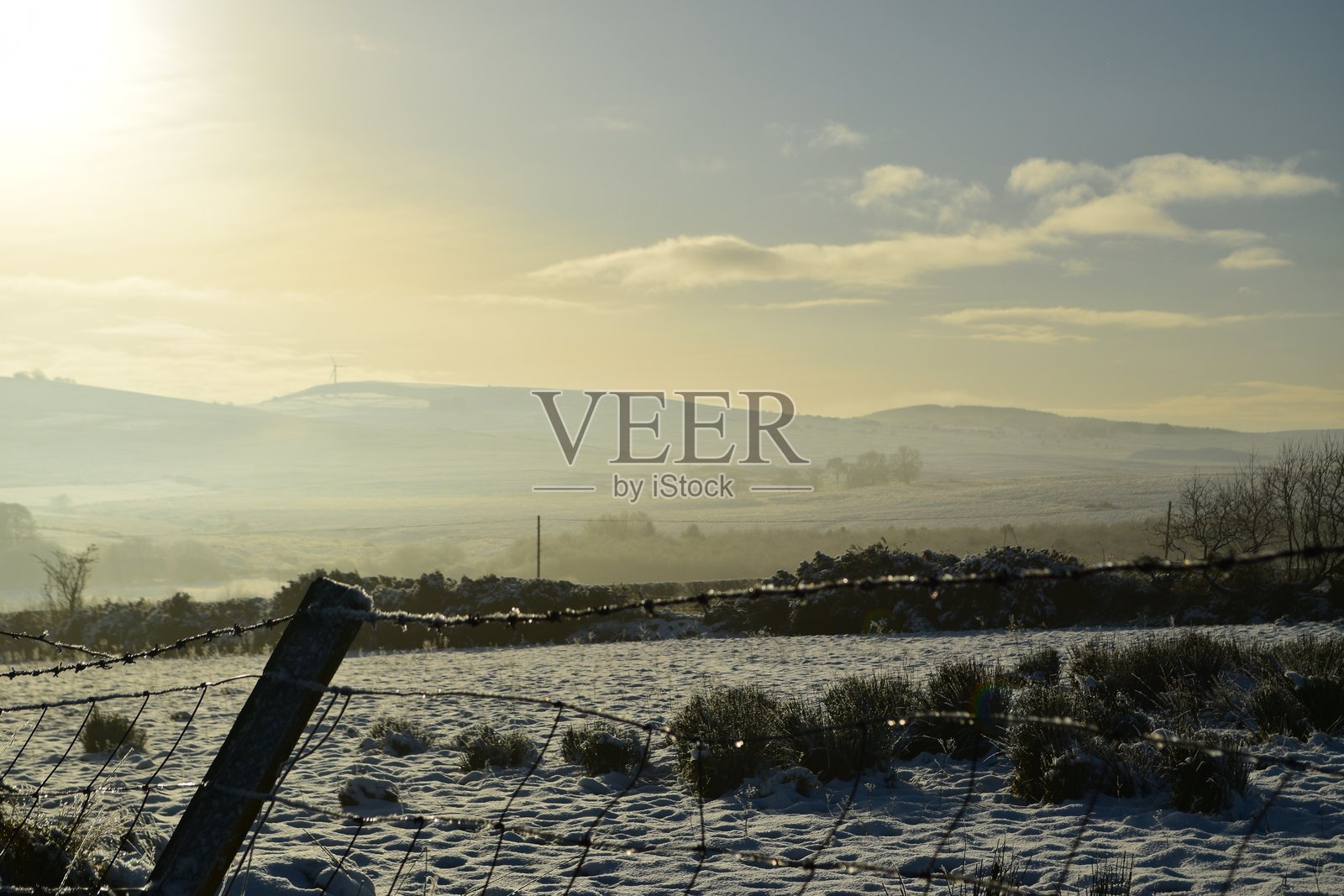 被雪覆盖的田野与远处的山脉照片摄影图片